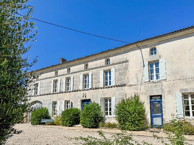 Huis te koop in&nbsp;DOMPIERRE-SUR-CHARENTE 17610 Charente-Maritime Poitou-Charentes France: Ruime natuurstenen woning met uitzicht. EXCLUSIEF BIJ BEAUX VILLAGES! Dit prachtige natuurstenen huis ligt iets terug van de weg en biedt zowel van binnen als van buiten een schitterend uitzicht.<br />
<br />
E...