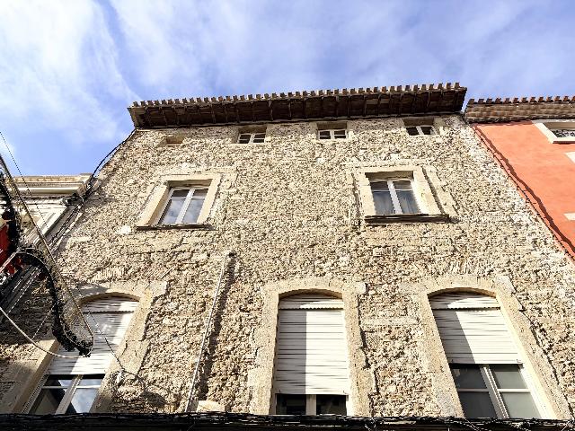Appartement te koop in&nbsp;CARCASSONNE 11000 Aude Languedoc Roussillon France: Toplocatie – Rustig appartement op de bovenste verdieping in het historische centrum. EXCLUSIEF BIJ BEAUX VILLAGES! Dit appartement op de bovenste verdieping ligt aan een chique boulevard in het har...