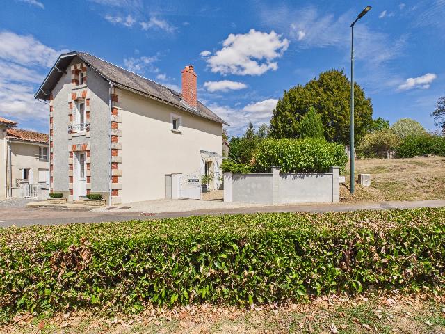 Huis te koop in&nbsp;PRESSAC 86460 Vienne Poitou-Charentes France: Een prachtig gepresenteerde, lichte en luchtige woning. EXCLUSIEF BIJ BEAUX VILLAGES! Een uitstekend onderhouden, licht en ruimtelijk huis met veelzijdige woonruimte verdeeld over drie verdiepingen, i...