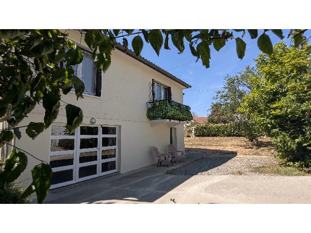 Huis te koop in&nbsp;SAINT-LÉOMER 86290 Vienne Poitou-Charentes France: Charmant dorpshuis in Saint-Léomer – 3 slaapkamers. Gerenoveerde woning met zelfstandige studio, omheinde tuin en uitbreidingsmogelijkheden – op 8 minuten van Montmorillon.<br />
<br />
Ontdek deze aangena...