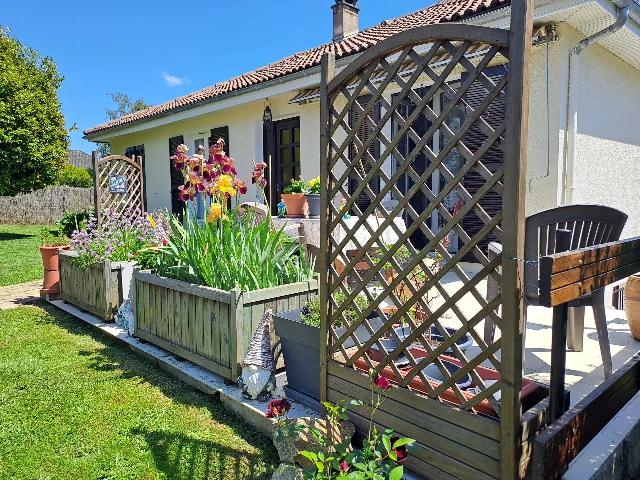 Huis te koop in&nbsp;VAL-D’OIRE-ET-GARTEMPE 87320 Haute-Vienne Limousin France: Goed gepresenteerde woning met 3 slaapkamers in een geliefd dorp. EXCLUSIEF BIJ BEAUX VILLAGES! Verscholen in een rustig doodlopend straatje, op een steenworp afstand van een levendige dorpskern, ligt...