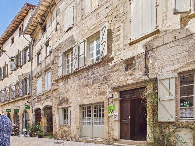 Gîtes/Chambres d'hôtes te koop in&nbsp;SAINT-ANTONIN-NOBLE-VAL 82140 Tarn-et-Garonne Midi-Pyrénées France: Gerenoveerde historische woning met privétuin in Saint-Antonin-Noble-Val. EXCLUSIEF AANGEBODEN DOOR BEAUX VILLAGES! Dit historische dorpshuis in het hart van Saint-Antonin-Noble-Val geeft u het gevoe...