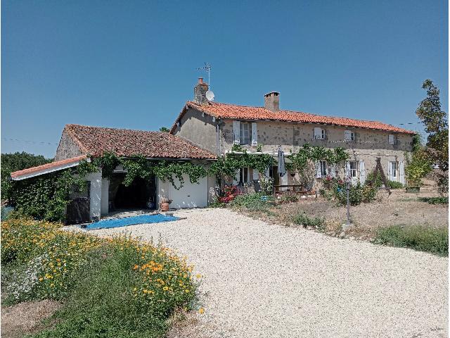 Huis te koop in&nbsp;PARTHENAY 79200 Deux-Sèvres Poitou-Charentes France: Gerenoveerde woonboerderij met 4 hectare grond. Deze gerenoveerde boerderij beschikt over een prachtig, parkachtig terrein van circa 4 hectare, inclusief een vijver en een beekje dat over het perceel ...