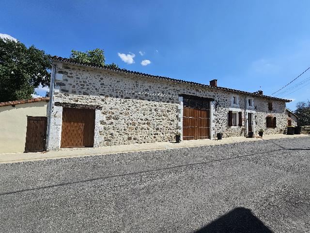 Huis te koop in&nbsp;ORADOUR-FANAIS 16500 Charente Poitou-Charentes France: Karaktervol kleinschalig landgoed met meer dan 1 hectare grond – Een unieke kans voor een bijzondere levensstijl. Als u droomt van een rustig leven op het platteland, met ruimte voor dieren, tuinen ...