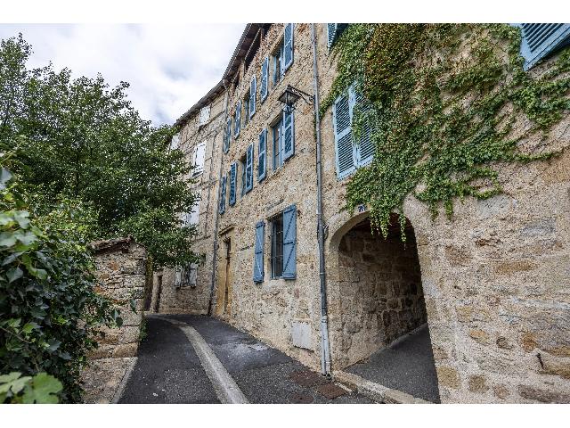 Huis te koop in&nbsp;FIGEAC 46100 Lot Midi-Pyrénées France: Een indrukwekkende, gerenoveerde woning met 3 slaapkamers in het hart van het middeleeuwse Figeac! Gelegen aan een van de kleine, rustige straatjes langs de toeristische route door Figeac, vindt u dit...