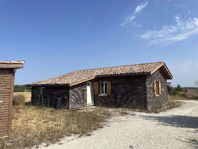 Haus zu verkaufen in&nbsp;VILLERÉAL 47210 Lot-et-Garonne Aquitaine Frankreich: Charmantes Holzhaus in der Nähe von Villeréal. Gelegen in einer reizvollen ländlichen Umgebung im Südwesten Frankreichs, bietet dieses charmante, 75 m² große Holzhaus eine hervorragende Gelegenh...