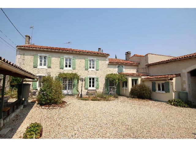 Maison&agrave; vendre &agrave;&nbsp;ORADOUR 16140 Charente: Charmante maison de village en pierre avec un bel espace piscine, à proximité d'une ville de marché très prisée. Située au cœur d'un charmant village de Charente et à proximité du bourg d'Aig...