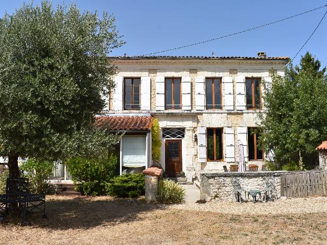 Huis te koop in&nbsp;GIBOURNE 17160 Charente-Maritime Poitou-Charentes France: Charmante woning met zwembad, vlak bij Matha. Ontdek dit prachtige gezinshuis, gelegen in een rustige omgeving maar toch midden in Gibourne; een woning die authenticiteit met modern comfort combineert...