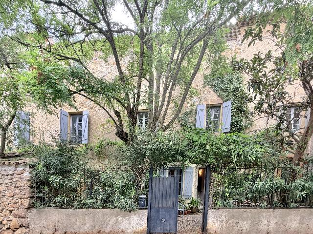 Huis te koop in&nbsp;FERRALS-LES-CORBIÈRES 11200 Aude Languedoc Roussillon France: Authentisches Steinhaus, aufgeteilt in drei unabhängige Wohneinheiten, im Herzen des Weinbaugebiets Languedoc. Gelegen in der begehrten Region Corbières, lädt dieses wunderschöne Anwesen dazu ein,...