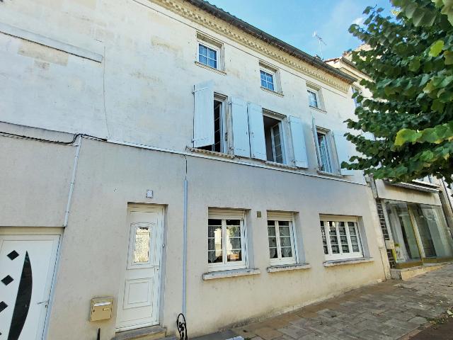 Maison&agrave; vendre &agrave;&nbsp;JARNAC 16200 Charente: Charmante maison de ville de 4 chambres au cœur de Jarnac. Cette grande maison familiale se trouve au cœur même de la ville historique de Jarnac, à pied de toutes les commodités. La porte d’ent...