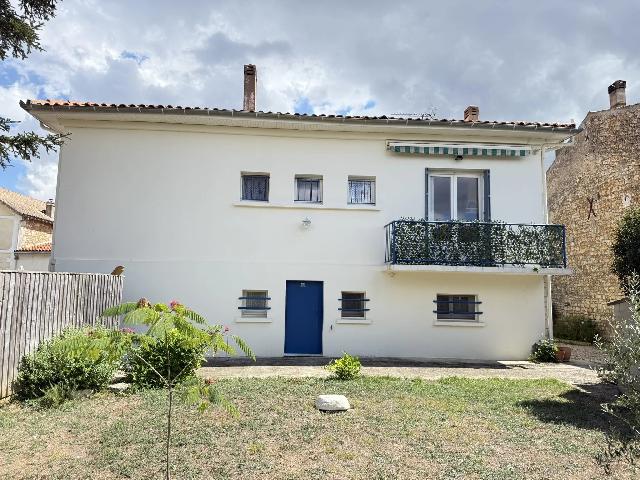 Huis te koop in&nbsp;CLION 17240 Charente-Maritime Poitou-Charentes France: Vrijstaande dorpswoning. Gelegen in het rustige dorp Clion in de Charente-Maritime, biedt deze vrijstaande woning een ruime en flexibele indeling over twee verdiepingen. Hierdoor is het pand ideaal al...