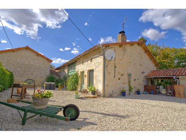 Maison&agrave; vendre &agrave;&nbsp;VILLEFAGNAN 16240 Charente: Charmante maison en pierre de 3 chambres dans un petit village. Très bien présentée et entièrement rénovée, cette charmante maison en pierre offre un cadre de vie confortable et agréable. Elle ...
