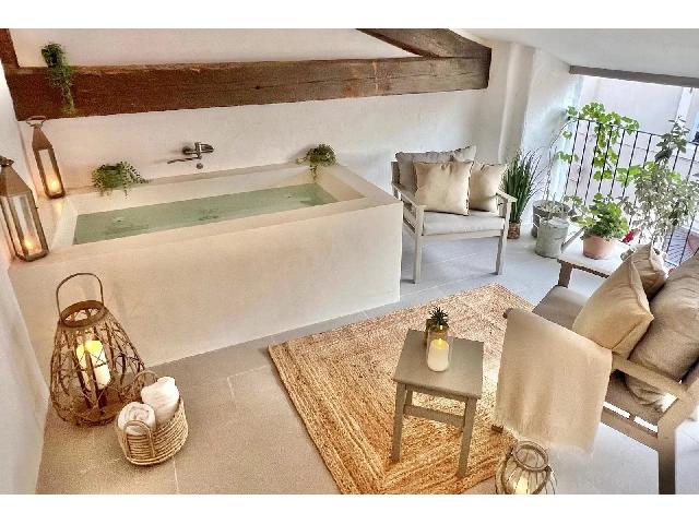 Huis te koop in&nbsp;CARCASSONNE 11000 Aude Languedoc Roussillon France: Prachtig gerenoveerde, instapklare woning met jacuzzi/spa-gedeelte. Gelegen tussen Carcassonne en Narbonne, vlak bij het Canal du Midi en omringd door wijngaarden, is dit voormalige wijnbouwershuis sc...