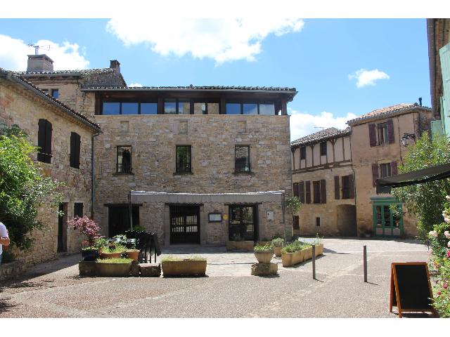 Commercieel object te koop in&nbsp;PUYCELSI 81140 Tarn Midi-Pyrénées France: Een zeldzame kans in een van de mooiste dorpen van Frankrijk. Gelegen in het hart van een van de officieel erkende 