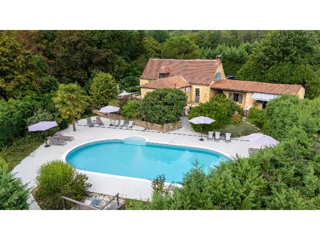 Camping&agrave; vendre &agrave;&nbsp;SARLAT-LA-CANÉDA 24200 Dordogne: Une opportunité unique de gîte et glamping haut de gamme à proximité de Sarlat. Nichée dans un environnement remarquablement paisible et privé, tout en étant à seulement 10 minutes de Sarlat, ...