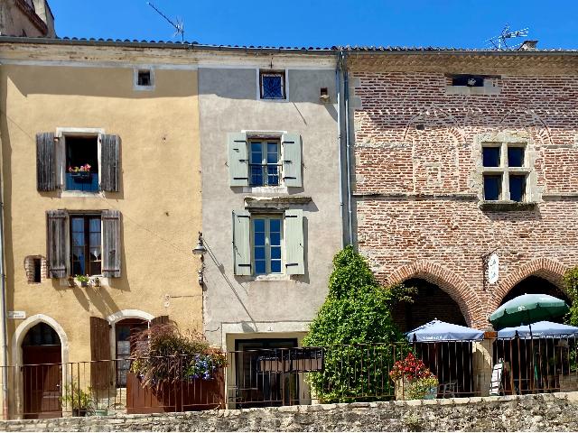 Haus zu verkaufen in&nbsp;PENNE-D’AGENAIS 47140 Lot-et-Garonne Aquitaine Frankreich: Charmantes Dorfhaus mit Garten und traumhafter Aussicht. Im Herzen des historischen Zentrums von Penne-d’Agenais gelegen, nur wenige Gehminuten von Cafés, Geschäften und Restaurants entfernt, vere...