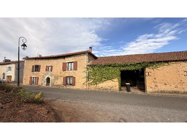 Huis te koop in&nbsp;LE VIGEANT 86150 Vienne Poitou-Charentes France: Ruim dorpshuis met schuur! Een groot dorpshuis op een goede locatie vlakbij L'Isle Jourdain, in goede algemene staat, behoeft slechts wat kleine opknapwerkzaamheden.<br />
<br />
De grote renovaties zijn voltoo...