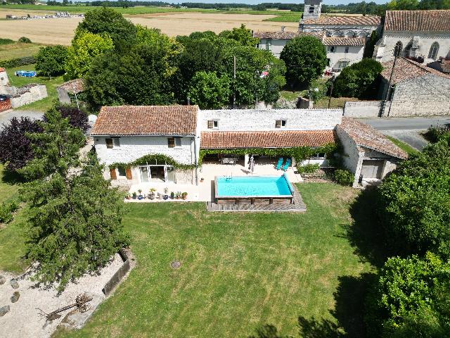 Huis te koop in&nbsp;CHADENAC 17800 Charente-Maritime Poitou-Charentes France: Prachtig gepresenteerde vrijstaande dorpswoning met 4 slaapkamers en schuur. EXCLUSIEF BIJ BEAUX VILLAGES! We zijn verheugd deze perfect onderhouden vrijstaande dorpswoning met vier slaapkamers aan te...