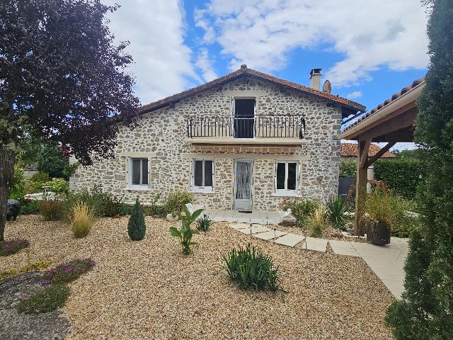 Maison&agrave; vendre &agrave;&nbsp;BUSSEROLLES 24360 Dordogne: Charmante propriété en pierre - Deux maisons mitoyennes dans le Périgord Vert. Nichée dans un hameau très paisible à l'orée d'une forêt, dans le magnifique Périgord Vert, cette propriété tr...