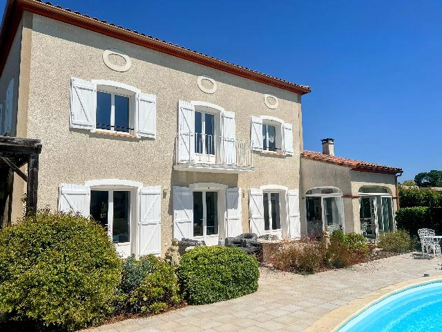 Huis te koop in&nbsp;LIMOUX 11300 Aude Languedoc Roussillon France: Vrijstaande gezinswoning met zwembad en tuin vlakbij het centrum van Limoux. EXCLUSIEF IN BEAUX VILLAGES! Deze elegante en perfect onderhouden woning, gebouwd in 2010 in de traditionele Bastide-stijl,...