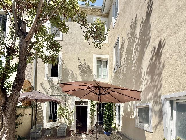 Huis te koop in&nbsp;CARCASSONNE 11000 Aude Languedoc Roussillon France: Uitzonderlijk stenen herenhuis aan het Canal du Midi. EXCLUSIEF BIJ BEAUX VILLAGES! Een werkelijk zeldzame vondst in het hart van Carcassonne. Dit prachtige stenen herenhuis met vijf slaapkamers combi...