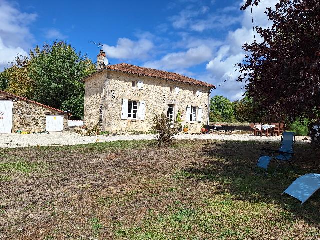 Huis te koop in&nbsp;CHATAIN 86250 Vienne Poitou-Charentes France: Prachtige vrijstaande woning met schuur en grond. EXCLUSIEF IN BEAUX VILLAGES! Deze stenen vrijstaande woning is in vele opzichten perfect en biedt u bovendien alle charmes van het landelijke Franse l...