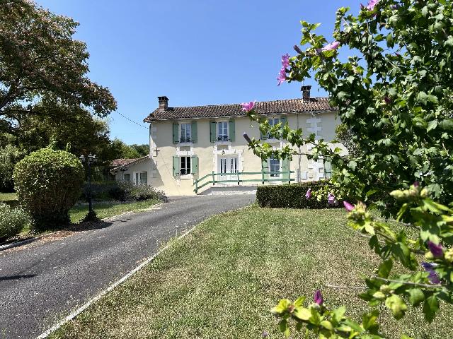Huis te koop in&nbsp;MONTMOREAU 16190 Charente Poitou-Charentes France: Gerenoveerde woning met 4 slaapkamers, een garage voor 3 auto's en bijgebouwen op een perceel van 1,3 hectare. Neem even de tijd om dit prachtige pand te bewonderen, elegant gelegen boven een fraai aa...
