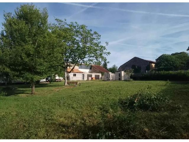 Maison&agrave; vendre &agrave;&nbsp;BRANTÔME 24310 Dordogne: Maison de deux chambres à terminer avec un grand terrain. Une maison de 100 m² actuellement en cours de construction, en attente des finitions, avec la possibilité d’ajouter une terrasse. Trois p...