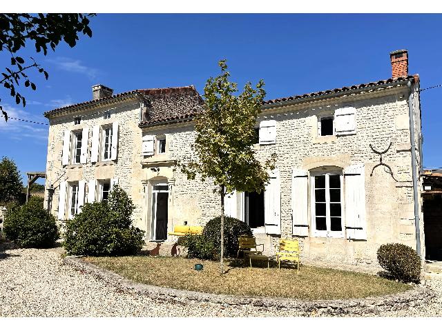 Huis te koop in&nbsp;ANGEAC-CHAMPAGNE 16130 Charente Poitou-Charentes France: Charmante woning in Charentaise-stijl op het platteland van Cognac. Een prachtig huis in Charentaise-stijl, op slechts 10 minuten van Cognac en 3 minuten van lokale voorzieningen.<br />
<br />
De woning beschik...