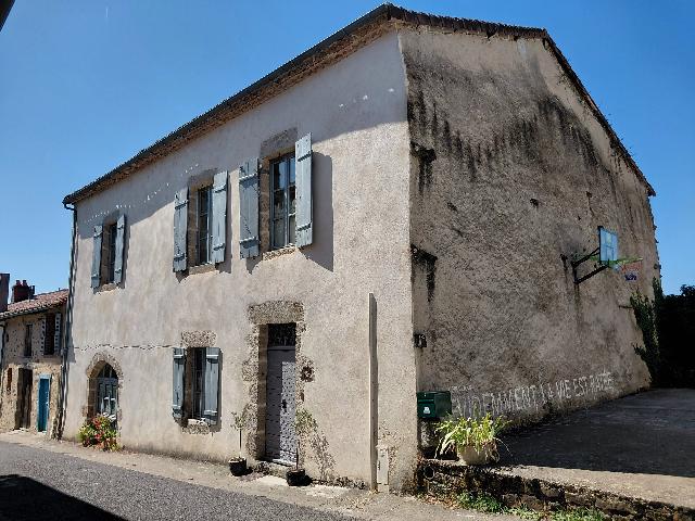 Huis te koop in&nbsp;BELLAC 87300 Haute-Vienne Limousin France: Een charmant, ruim herenhuis. EXCLUSIEF IN BEAUX VILLAGES! Uitzonderlijk pand met adembenemend uitzicht en veel potentie.<br />
<br />
In het hart van het middeleeuwse stadje Bellac, laat u betoveren door dit u...