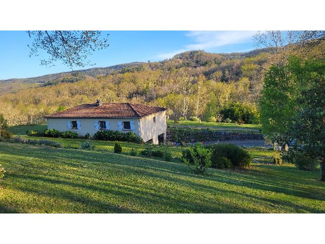Huis te koop in&nbsp;MONTBRUN-BOCAGE 31310 Haute-Garonne Midi-Pyrénées France: Moderne landhuiswoning in een prachtige omgeving met circa 7,5 hectare, panoramisch uitzicht en geothermische verwarming – Haute-Garonne. EXCLUSIEF BIJ BEAUX VILLAGES! Een fantastische kans om een �...
