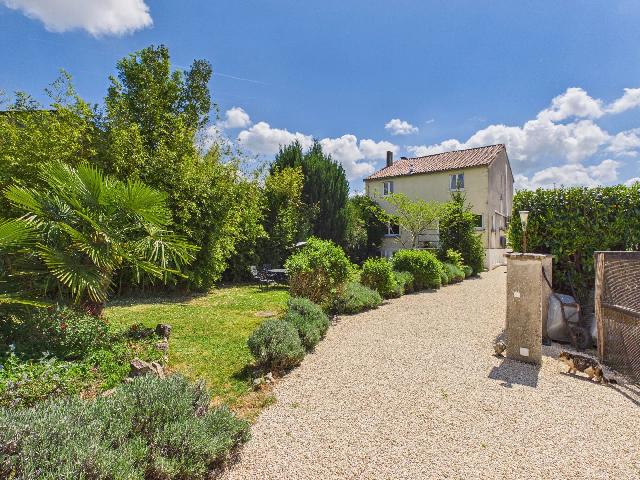 Huis te koop in&nbsp;CHAMPAGNE-MOUTON 16350 Charente Poitou-Charentes France: Droomt u van een nieuw leven in Frankrijk? Dit is een zeldzame kans om uw droomleven te omarmen én tegelijkertijd een inkomen te genereren. Deze instapklare woning met energielabel C is ideaal gelege...