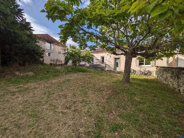 Huis te koop in&nbsp;AUBETERRE-SUR-DRONNE 16390 Charente Poitou-Charentes France: Traditionele stenen woning met omheinde tuinen en garage/werkplaats. Traditionele vrijstaande stenen boerderij met 3 slaapkamers en een grote keuken en woon-/eetkamer op de begane grond. Enorme potent...