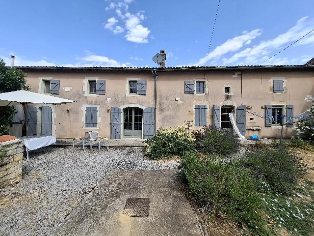 Huis te koop in&nbsp;SAUZÉ-VAUSSAIS 79190 Deux-Sèvres Poitou-Charentes France: Sfeervolle woning met 4 slaapkamers en veel karakter. EXCLUSIEF BIJ BEAUX VILLAGES! Gelegen in een charmant gehucht tussen de populaire marktplaatsen Lezay, Chef-Boutonne en Sauze-Vaussais – die all...