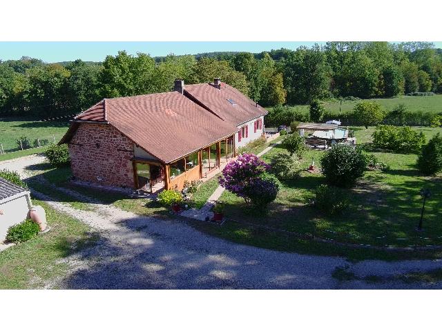 Haus zu verkaufen in&nbsp;HAUTEFORT 24390 Dordogne Aquitaine Frankreich: Charmantes Steinhaus mit Scheune und einem 0,9 ha großen, eingewachsenen Garten. Wunderschönes, 150 m² großes Haus aus rotem Sandstein mit großem Untergeschoss, gelegen in sehr angenehmer Umgebun...