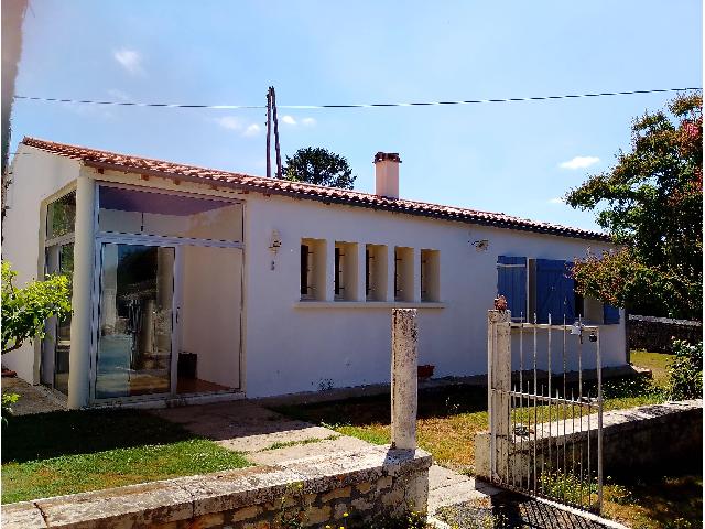 Huis te koop in&nbsp;PONS 17800 Charente-Maritime Poitou-Charentes France: Natuurstenen Charentaise-woning met 4 slaapkamers en een gastenverblijf met 3 slaapkamers, gelegen tussen Jonzac en Pons. U zult ongetwijfeld verliefd worden op dit pand, dat op een perceel van circa ...