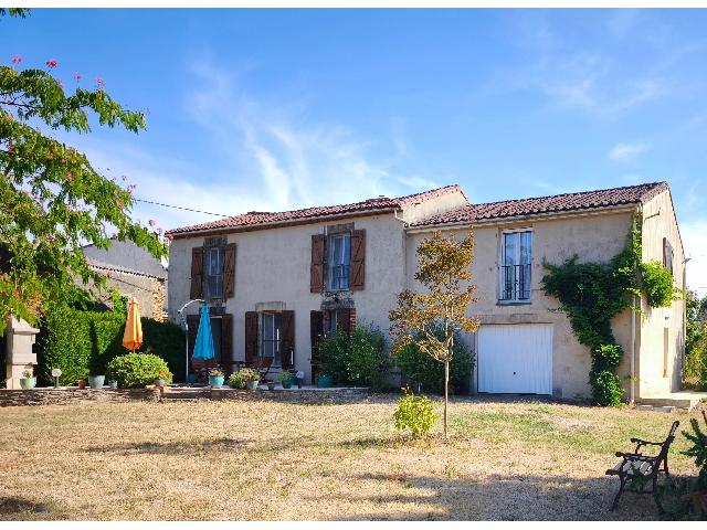 Huis te koop in&nbsp;LA TARDIÈRE 85120 Vendée Pays de la Loire France: Vrijstaande woning met 3 slaapkamers en uitzicht op het platteland. EXCLUSIEF BIJ BEAUX VILLAGES! Gelegen in een rustig gehucht nabij Terval, biedt deze goed onderhouden vrijstaande woning comfortabel...