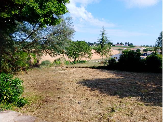 Bouwterrein te koop in&nbsp;JONZAC 17500 Charente-Maritime Poitou-Charentes France: Bouwgrond met vergunning nabij Jonzac. Klaar voor uw project! Bouwperceel van 1105 m² met bouwvergunning, plus een tweede perceel van 51 m² waarop niet gebouwd mag worden.<br />
<br />
Prijs inclusief makelaa...