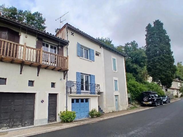 Huis te koop in&nbsp;AUBETERRE-SUR-DRONNE 16390 Charente Poitou-Charentes France: Woning met 2 slaapkamers op een gewilde locatie. EXCLUSIEF BIJ BEAUX VILLAGES! Wij presenteren u graag deze dorpswoning, gelegen vlak bij een bekend en schilderachtig Frans dorp.<br />
<br />
De woning is verde...