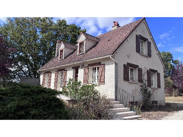 Huis te koop in&nbsp;BÉLÂBRE 36370 Indre Centre France: Ruime woning aan de rand van het dorp. Een prachtige woning met 5 slaapkamers, rustig gelegen aan de rand van een dorp met goede voorzieningen.<br />
<br />
De woning, gebouwd in het begin van de jaren 80, ligt...