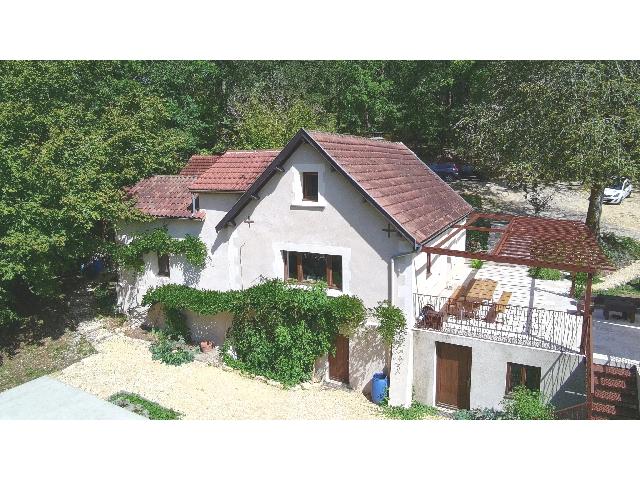 Haus zu verkaufen in&nbsp;SAINT-PIERRE-DE-CHIGNAC 24330 Dordogne Aquitaine Frankreich: Perfektes Haus mit 3 Schlafzimmern inmitten des Waldes. EXKLUSIV BEI BEAUX VILLAGES! Dieses frisch renovierte, gemütliche Familienhaus bietet modernen Komfort und fügt sich harmonisch in die natürl...