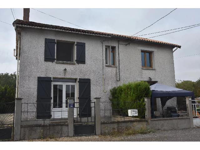 Huis te koop in&nbsp;SAINT-MARTIN-L’ARS 86350 Vienne Poitou-Charentes France: Charmant huis in een gehucht – Direct te betrekken. Een prachtig gerenoveerde, halfvrijstaande plattelandswoning die Franse charme combineert met modern wooncomfort en gebruiksgemak.<br />
<br />
Deze heerlij...