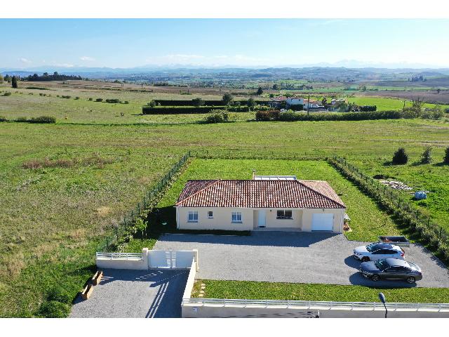 Huis te koop in&nbsp;MONTRÉAL 11290 Aude Languedoc Roussillon France: Gebaut für Ihre Zukunft! Energieeffiziente, moderne Eleganz und zeitloser Blick auf die Berge. EXKLUSIV BEI BEAUX VILLAGES! Diese 2023 fertiggestellte, ebenerdige Villa in der Nähe von Montréal und...