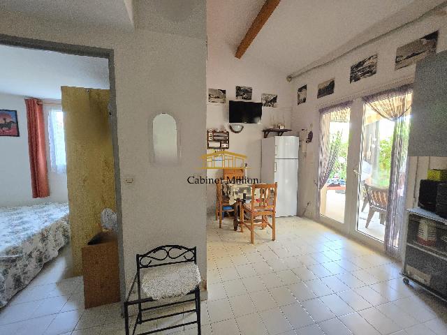 Huis te koop in VIC-LA-GARDIOLE 34110 Hérault Languedoc Roussillon France: Woonhuis op en park met een woonoppervlakte van 34 m2 en een terrein van 50 m2. Indeling: 3 vertrekken, 2 slaapkamers....
