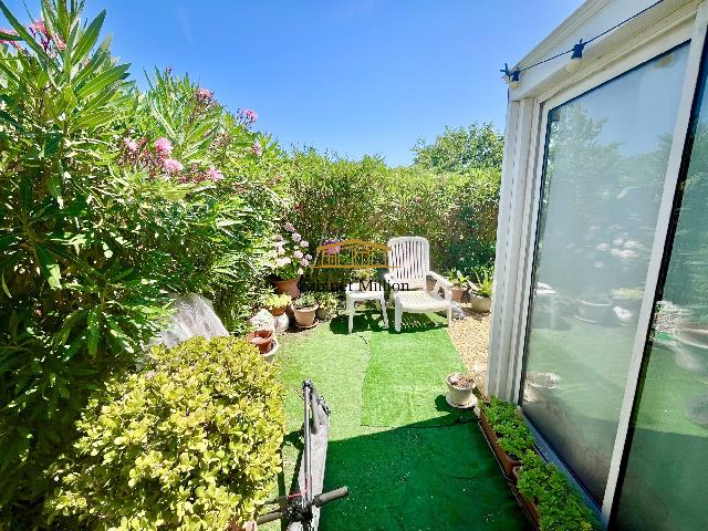 Huis te koop in VIC-LA-GARDIOLE 34110 Hérault Languedoc Roussillon France: Woonhuis op een park met een woonoppervlakte van 44 m2. Indeling: 3 vertrekken, 1 slaapkamer....