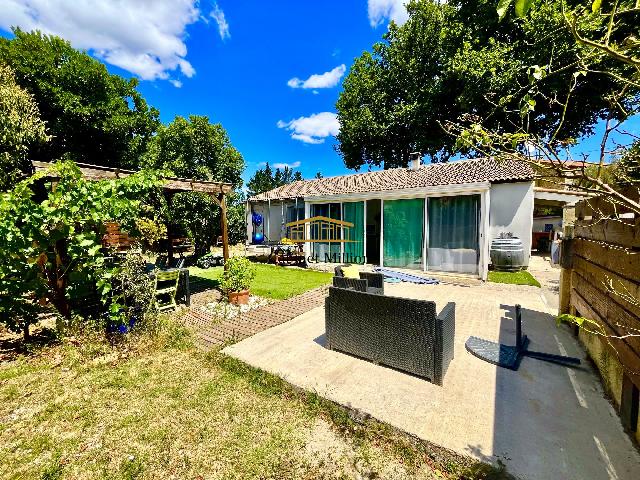 Huis te koop in MONTBAZIN 34560 Hérault Languedoc Roussillon France: Woonhuis met een woonoppervlakte van 112 m2 en een terrein van 561 m2. Indeling: 6 vertrekken, 4 slaapkamers....