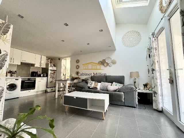 Huis te koop in VIC-LA-GARDIOLE 34110 Hérault Languedoc Roussillon France: Woonhuis met een woonoppervlakte van 57 m2 en een terrein van 120 m2 op een park met tennisbaan, zwembad, jeu de boules baan en beheerder. Indeling: 3 vertrekken, 2 slaapkamers, 1 badkamer....