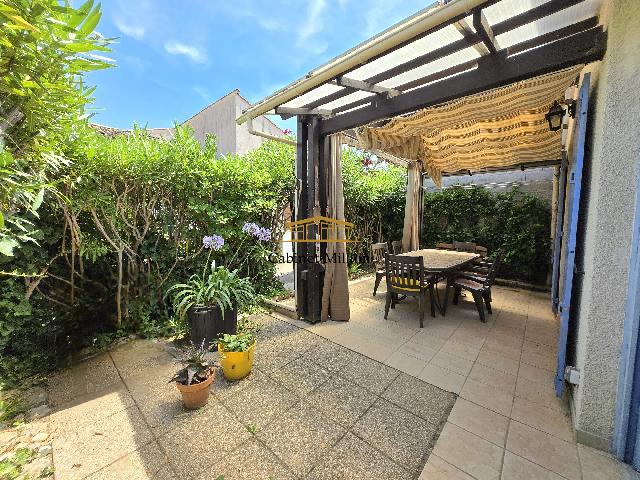 Huis te koop in&nbsp;VIC-LA-GARDIOLE 34110 Hérault Languedoc Roussillon France: Woonhuis met een woonoppervlakte van 34 m2 en een terrein van 50 m2 gelegen op een park. Indeling: 3 vertrekken, 2 slaapkamers....