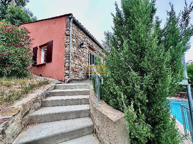 Huis te koop in&nbsp;ROQUEBRUN 34460 Hérault Languedoc Roussillon France: Woonhuis met een woonoppervlakte van 165 m2 en een terrein van 578 m2. Indeling: 5 vertrekken, 4 slaapkamers....
