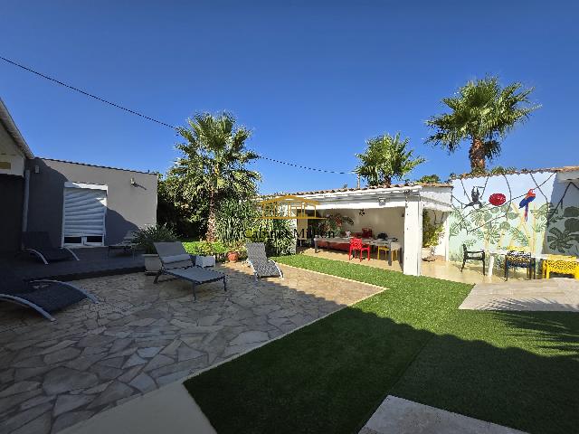 House for sale in&nbsp;VIC-LA-GARDIOLE 34110 Hérault Languedoc Roussillon France: House with a habitable surface of 113 m2 and a land of 772 m2. Layout: 4 rooms, 2 bedrooms, 1 bathroom.<br />
Exclusively, discover this magnificent single-story villa with 115 sq m of living space. It off...